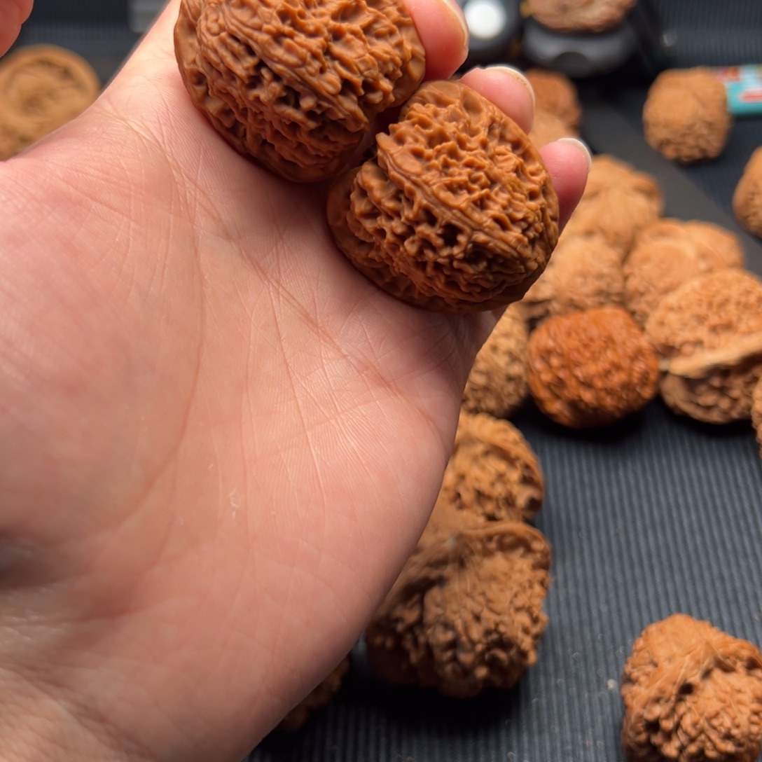 核桃拉丝南疆石文玩把件