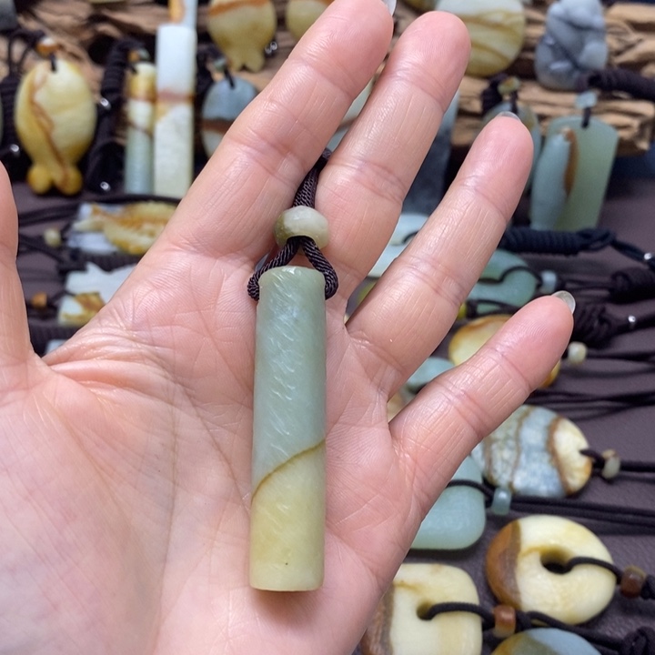 蛇纹石玉未镶嵌颈饰