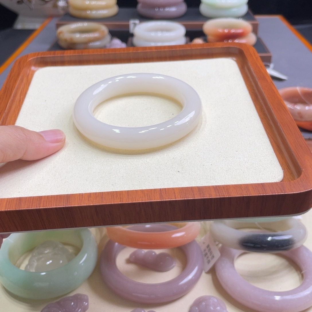 石英质玉手镯未镶嵌弦*