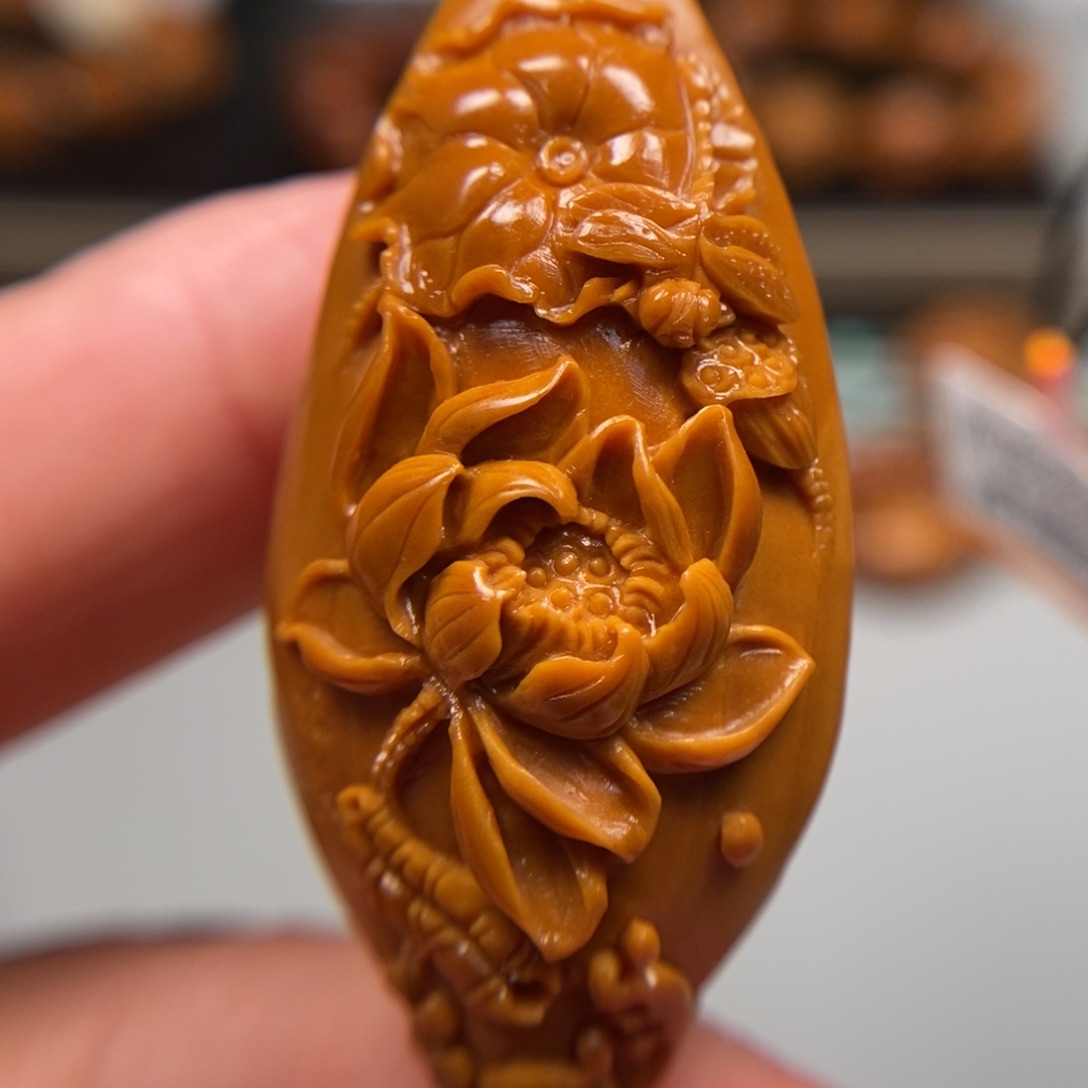 橄榄核吊坠花好月圆