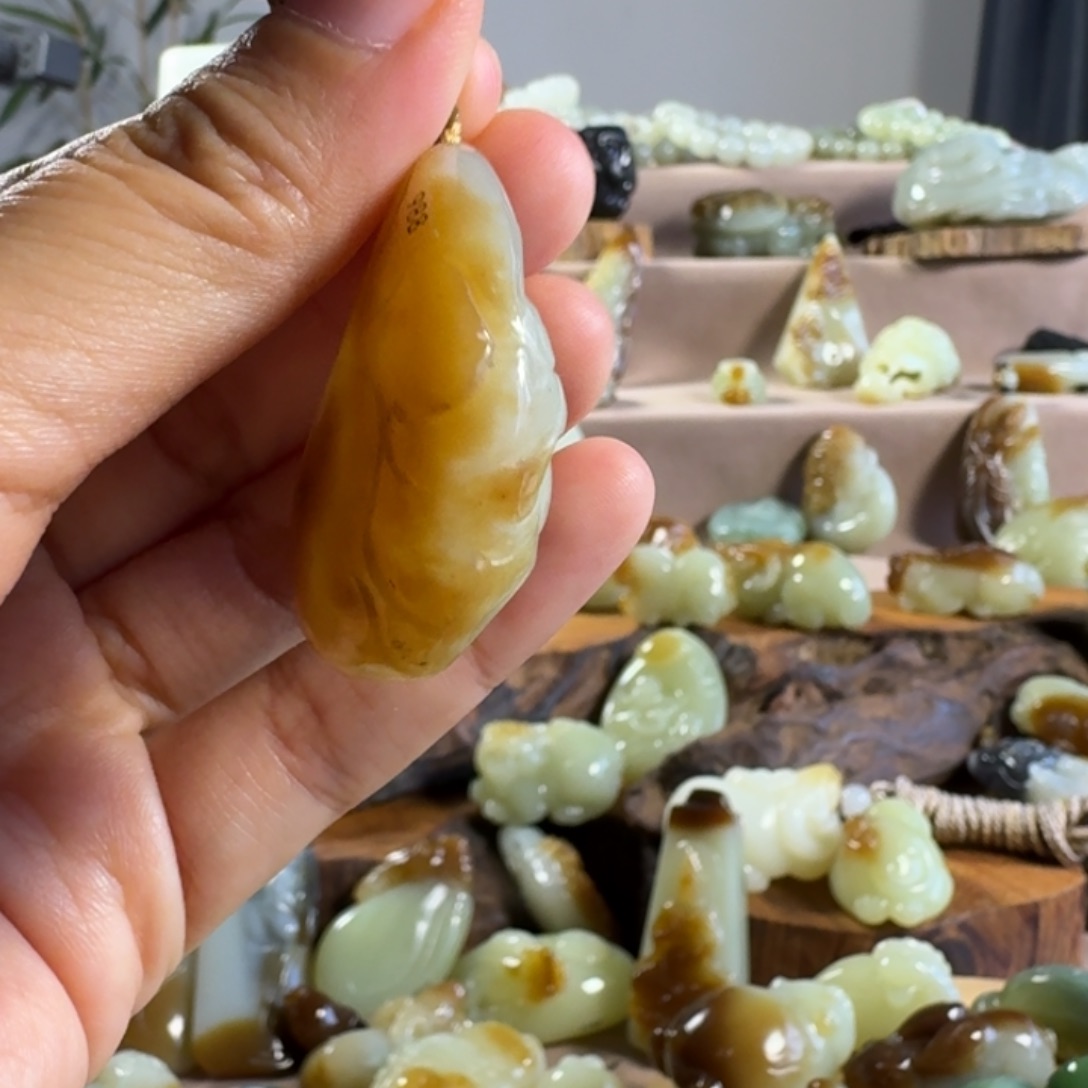 颈饰未镶嵌和田玉（糖玉）
