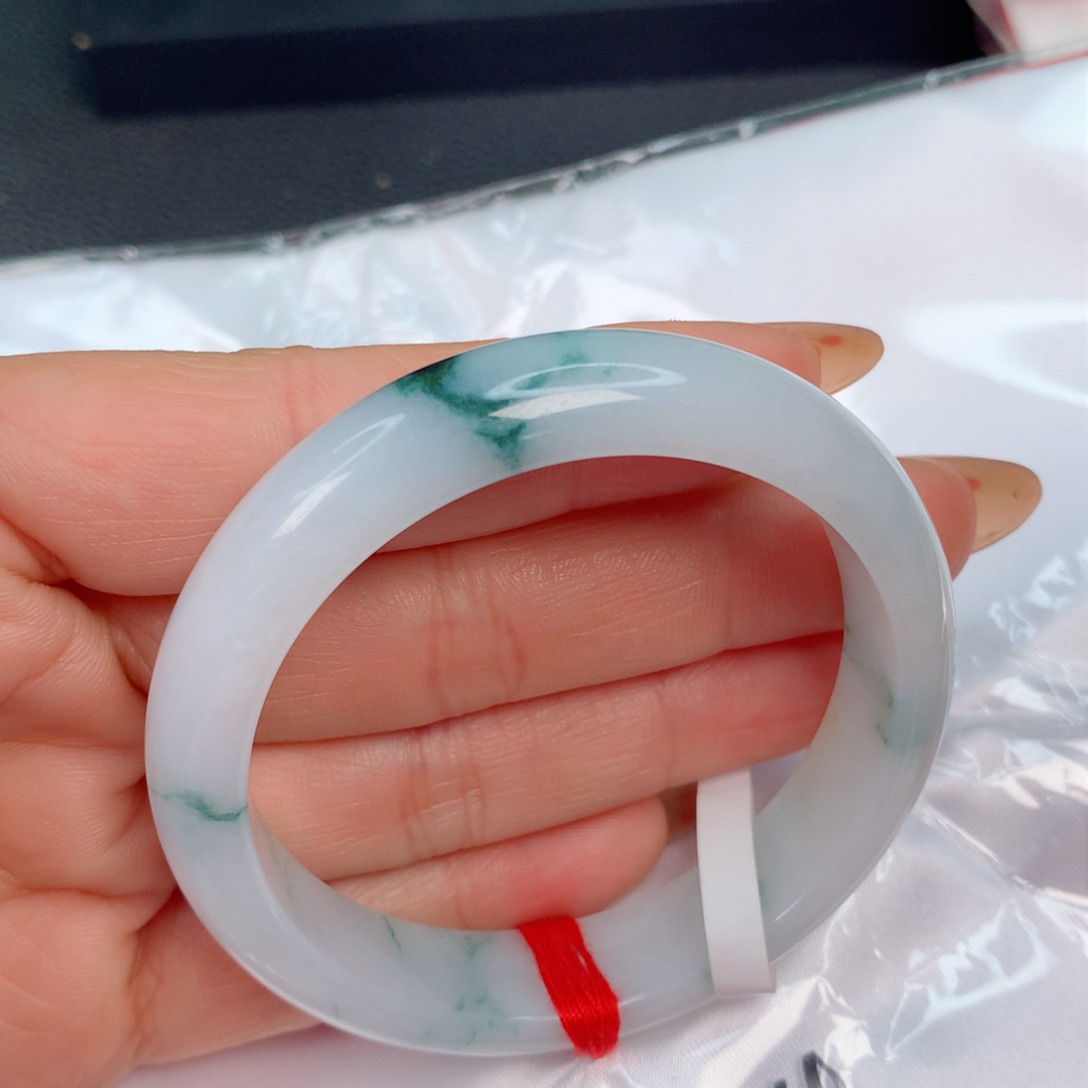 翡翠手镯未镶嵌……….