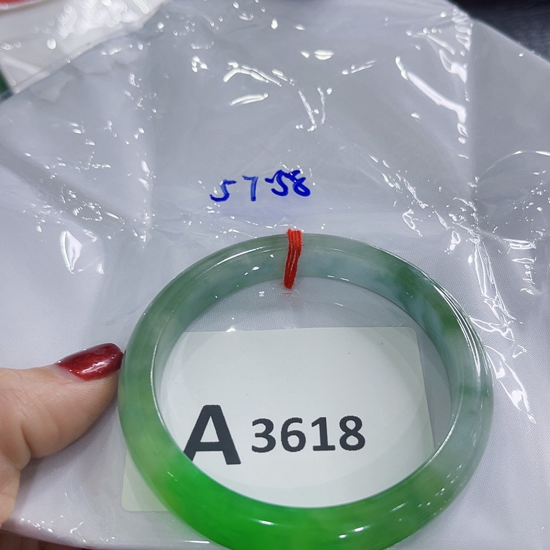 翡翠手镯未镶嵌多样性