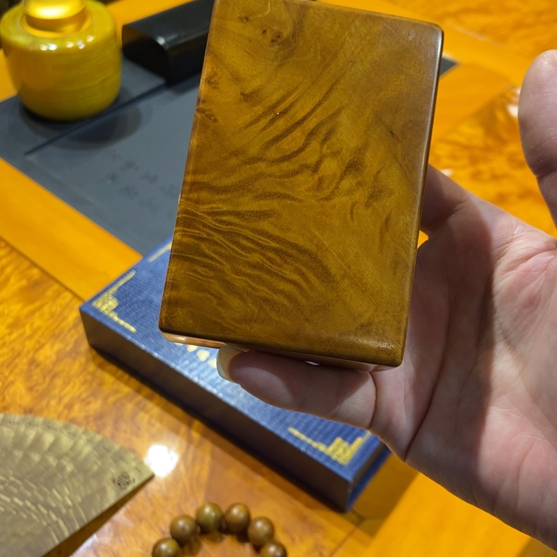 楠木烟盒一个…………………………