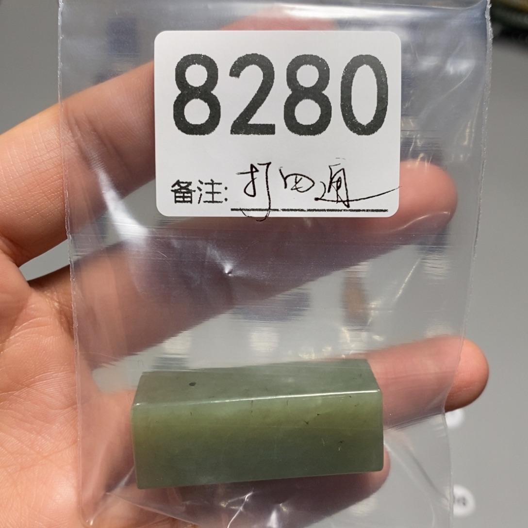 颈饰未镶嵌透闪石质玉?**里