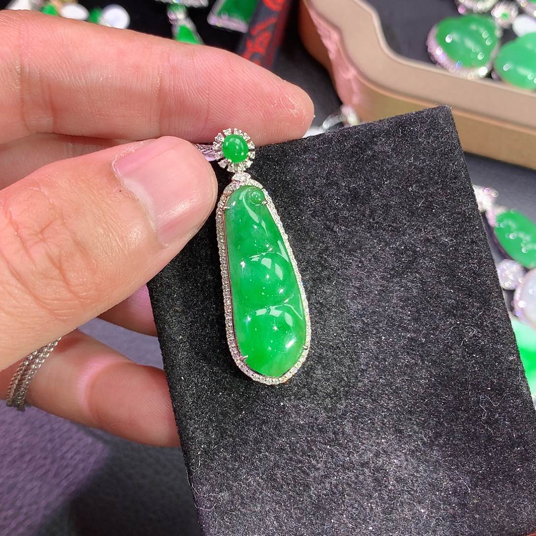 翡翠吊坠(赠链)18K金镶嵌