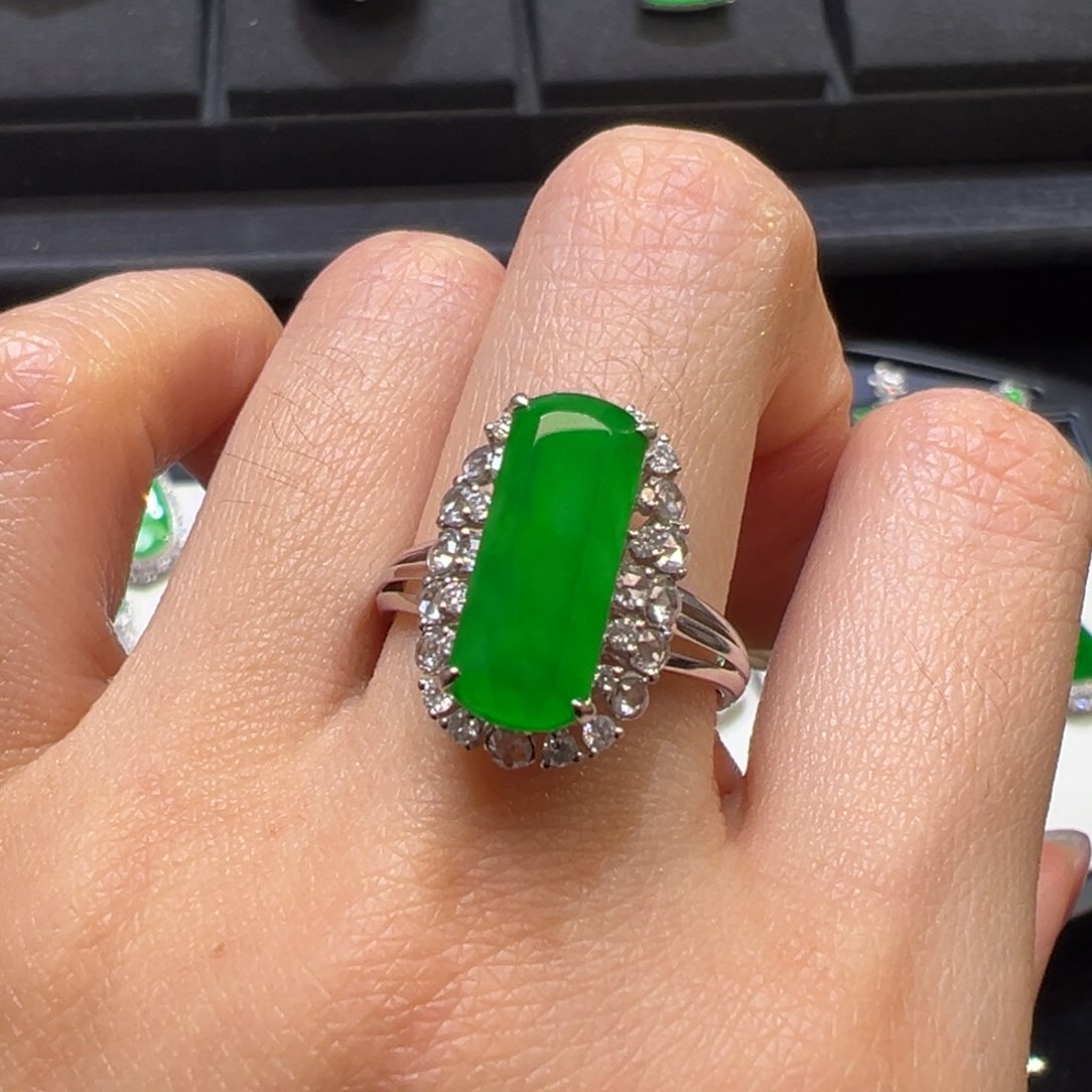 翡翠戒指18K金镶嵌翡翠