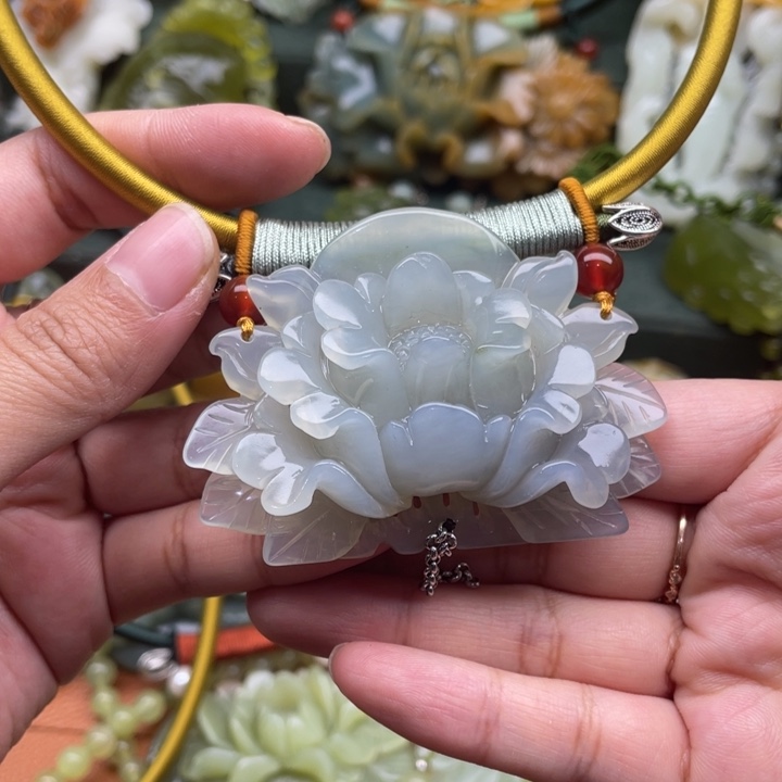 蛇纹石玉吊坠合金