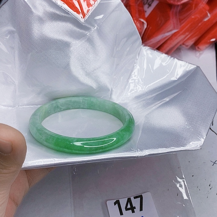 翡翠未镶嵌手镯一图一物实物为准（微瑕处理）