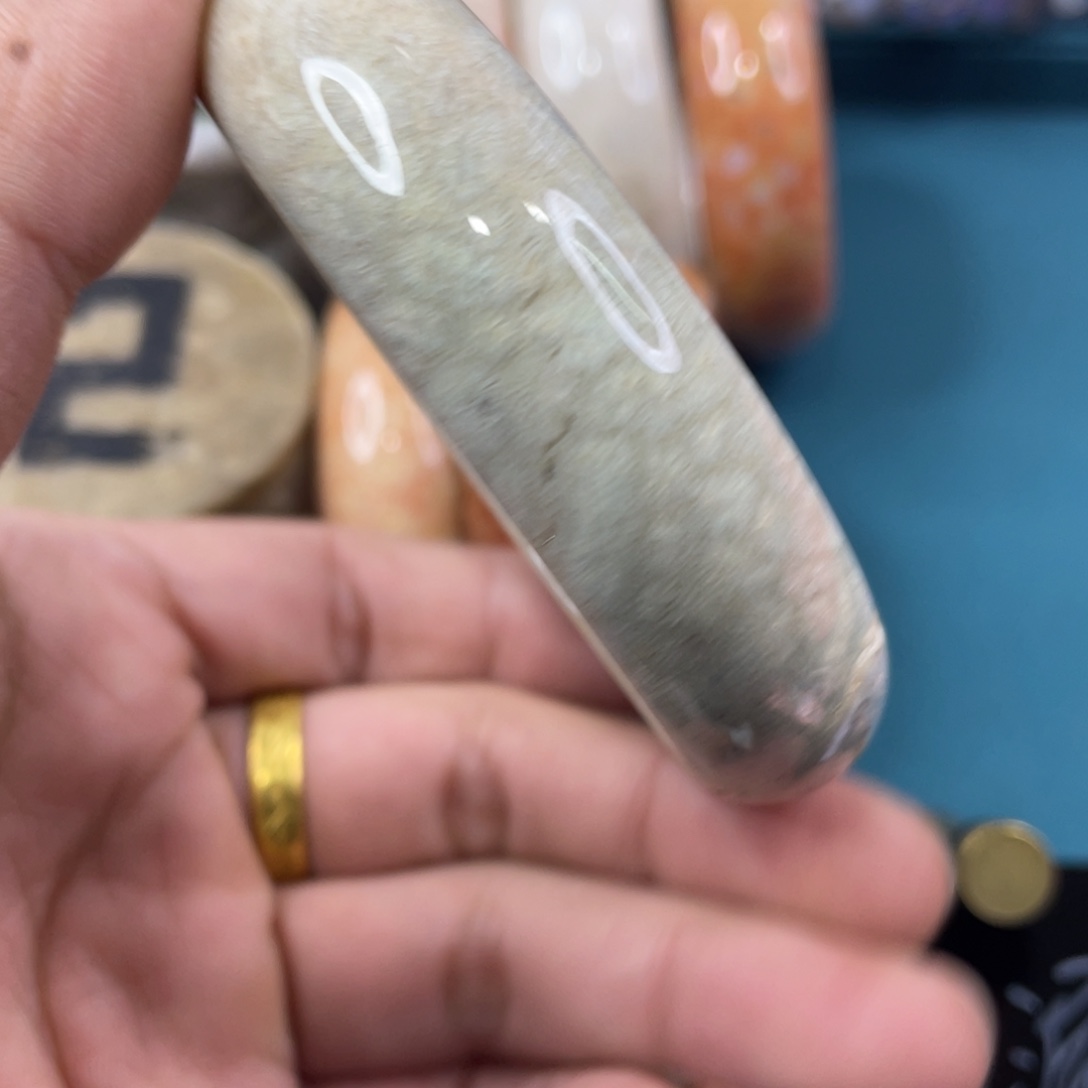 未镶嵌手镯硅化玉