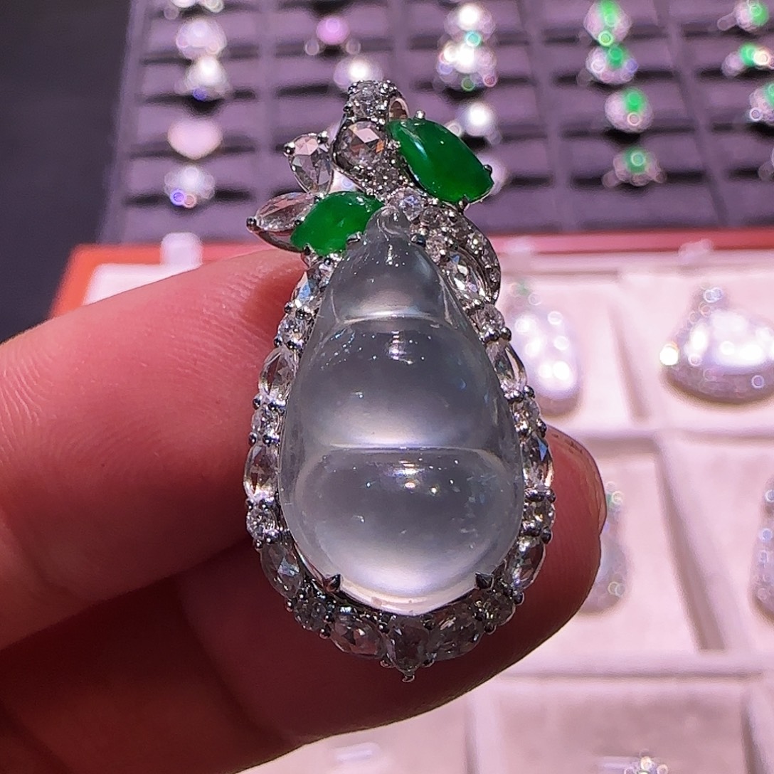 翡翠18K金镶嵌颈饰