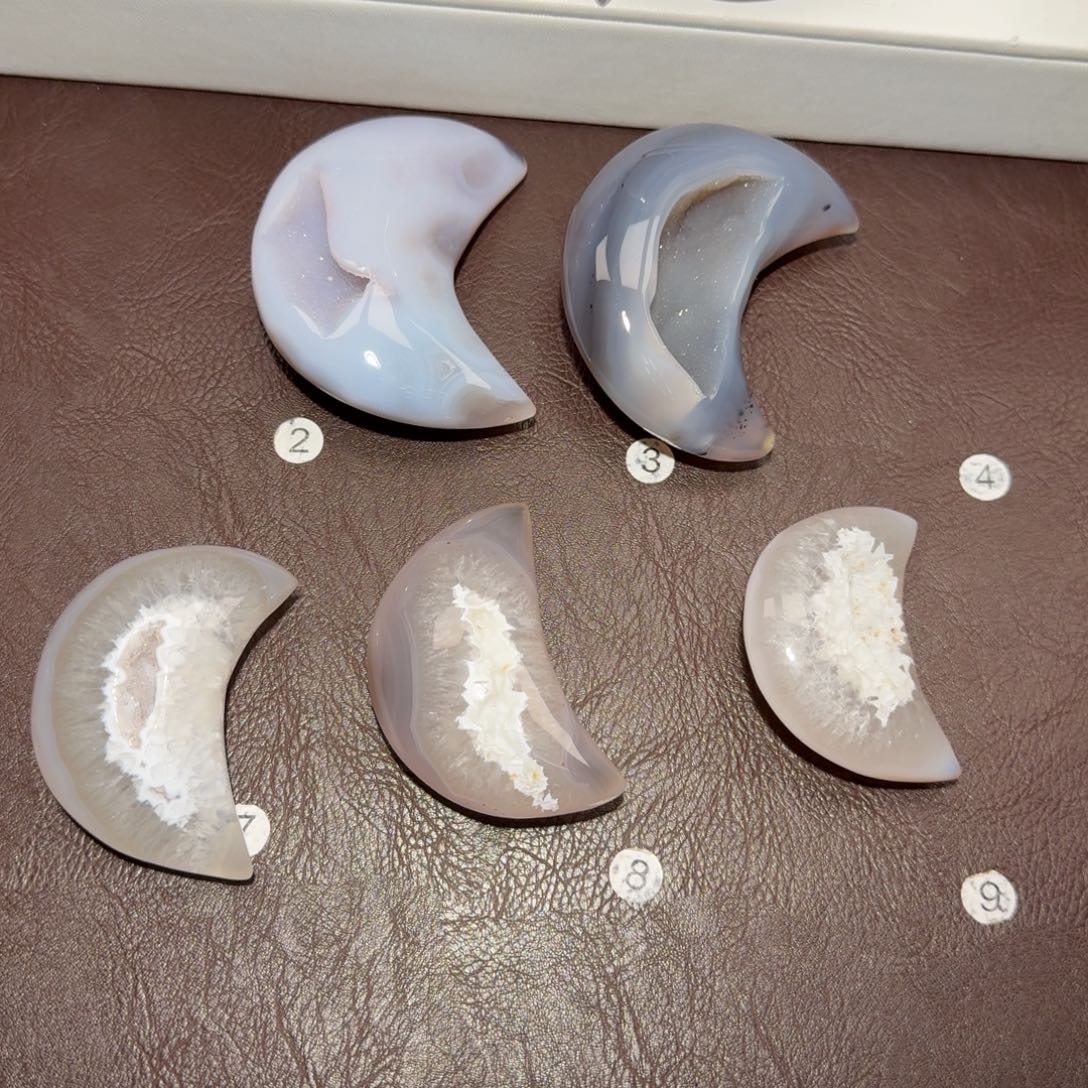 郑***陌玛瑙/玉髓未镶嵌摆件