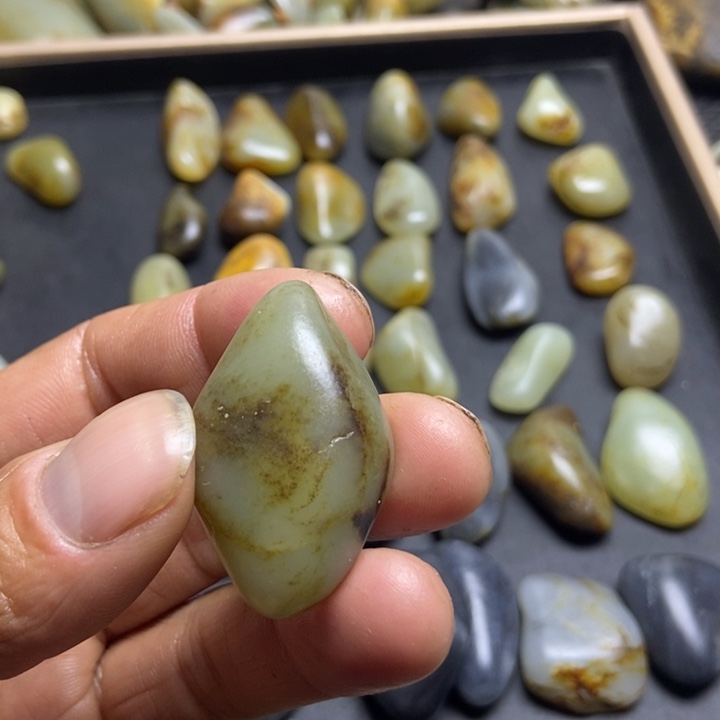 温***玉和田玉（糖玉）未镶嵌珠宝奇石