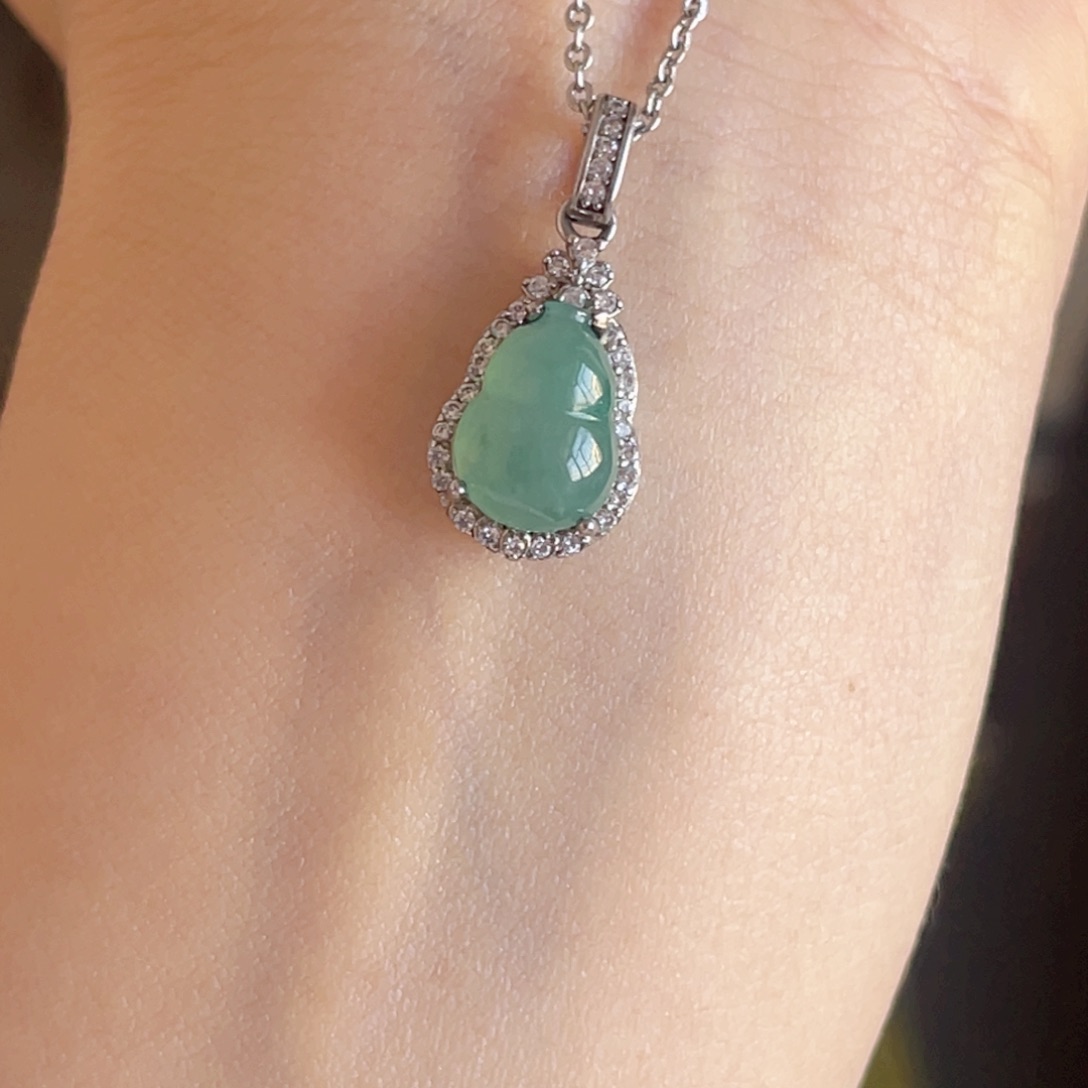 翡翠颈饰银S925镶嵌一刀切绿葫芦