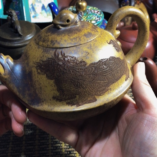 紫砂茶壶原矿泥料手工制作的紫砂壶。