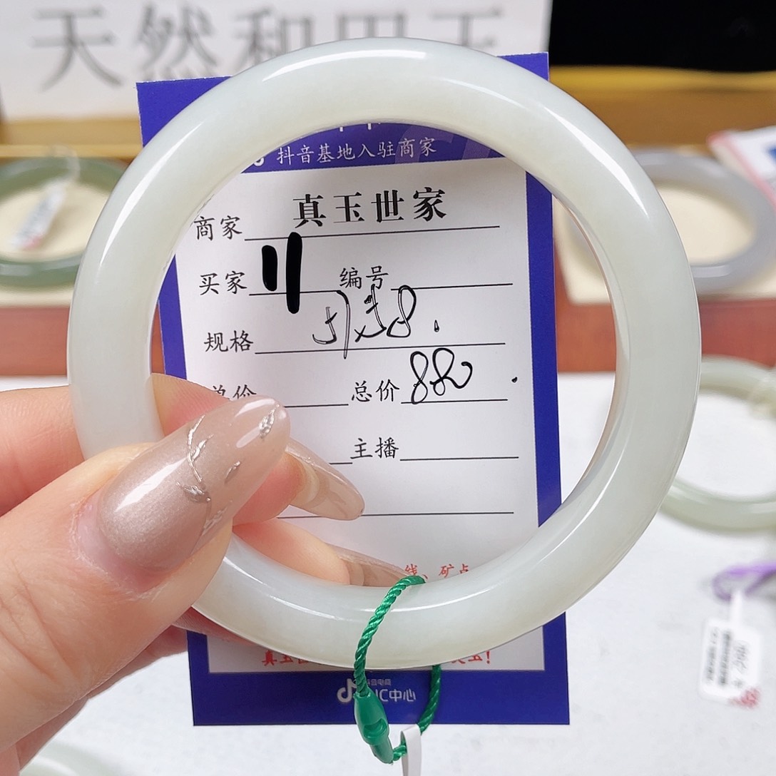 和田玉手镯未镶嵌美**光