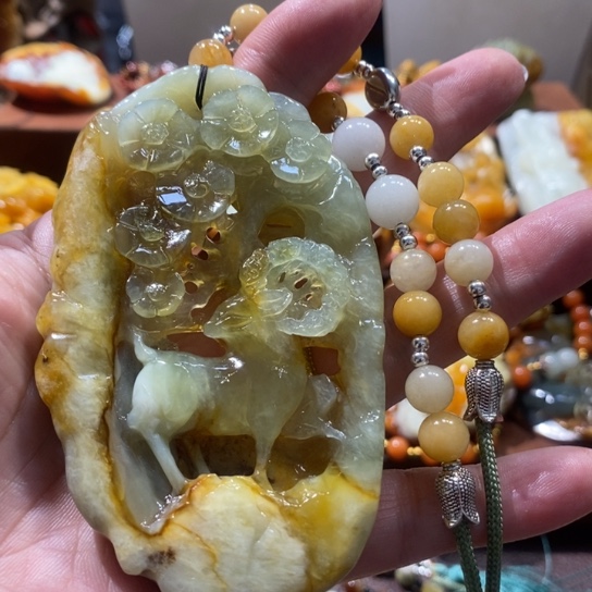蛇纹石玉未镶嵌颈饰