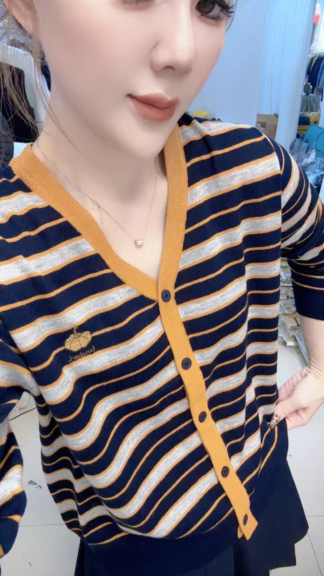 欧洲站乌衣轩秋季新款刺绣V领针织开衫女