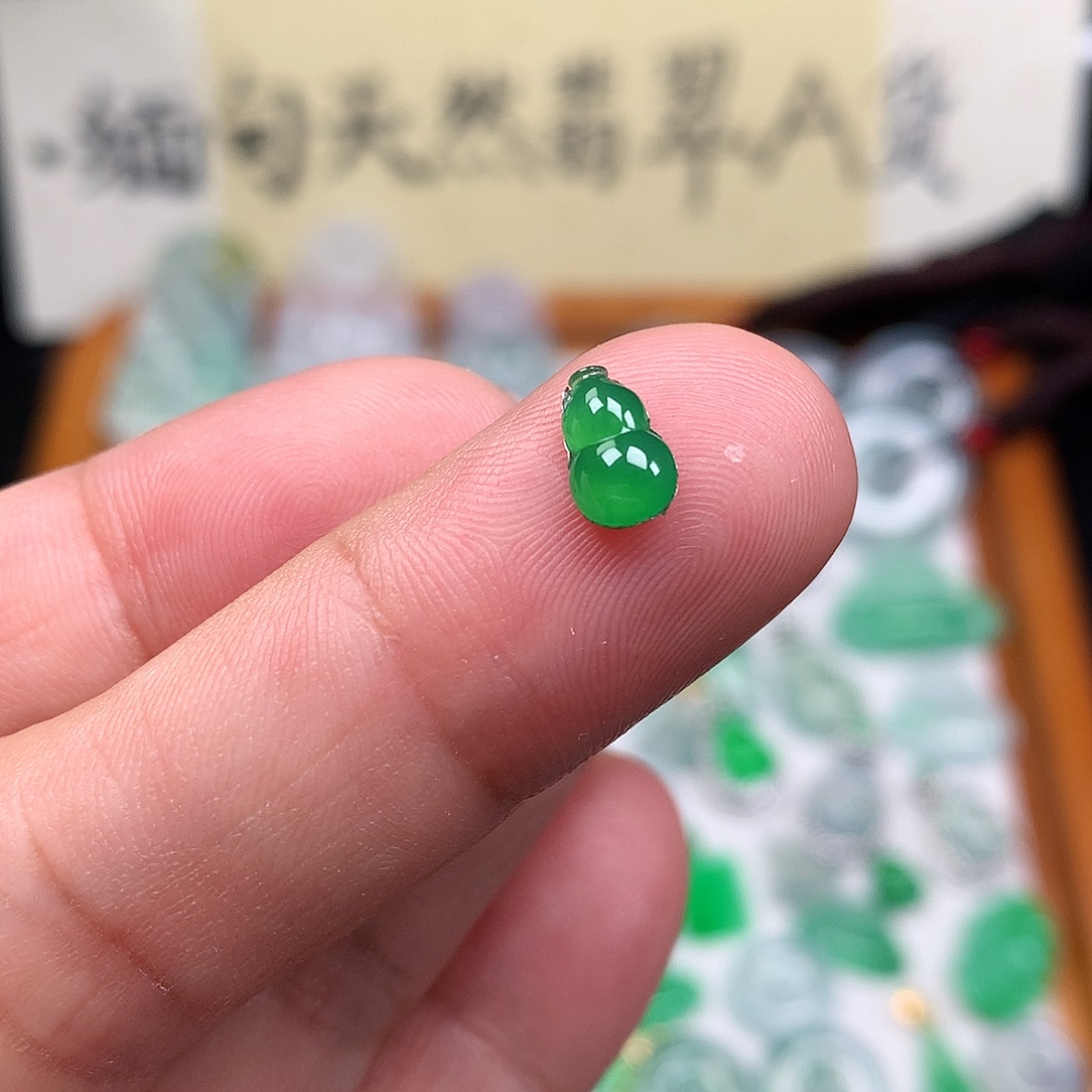 翡翠裸石缅甸天然A货翡翠阳绿葫芦