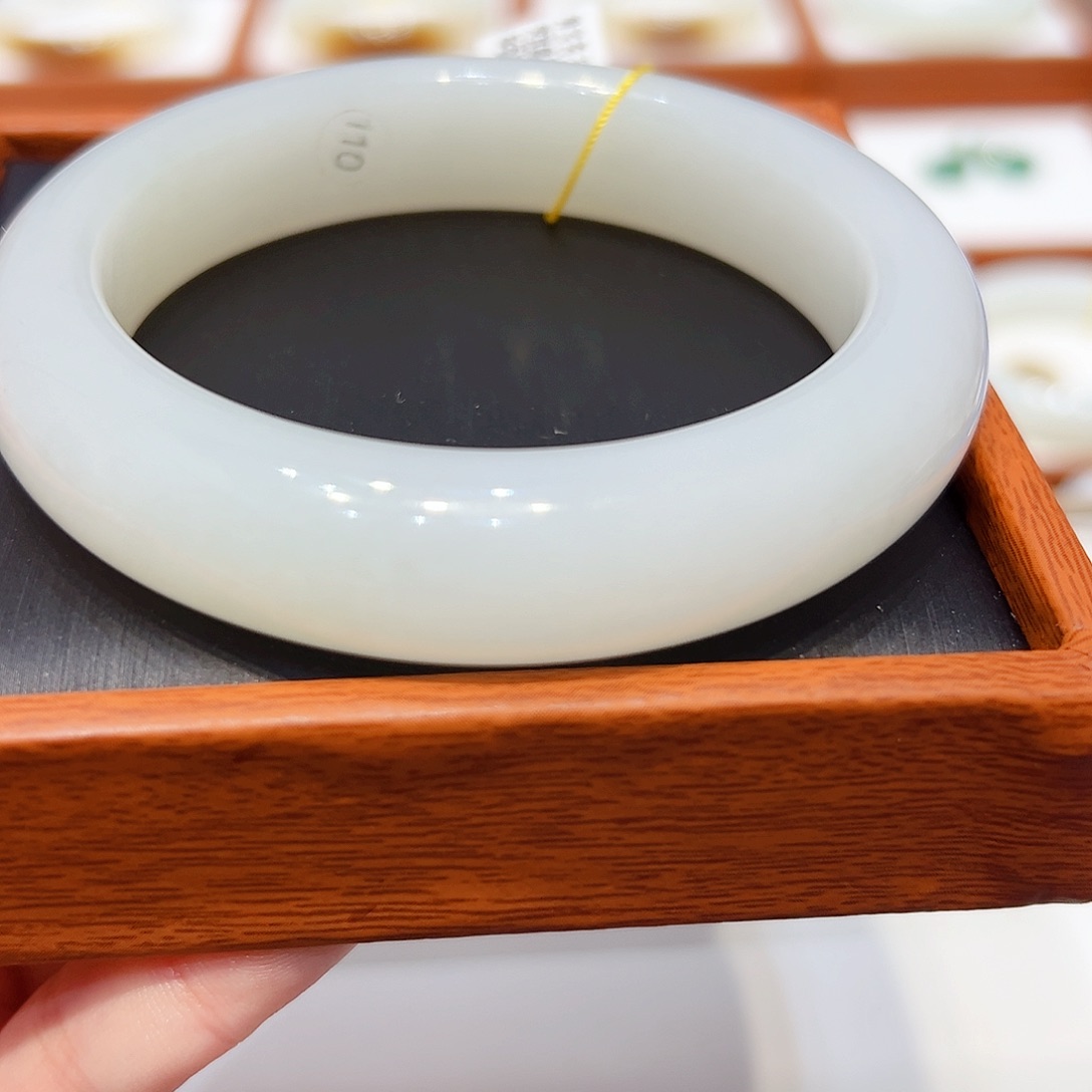 和田玉手镯未镶嵌你*宝