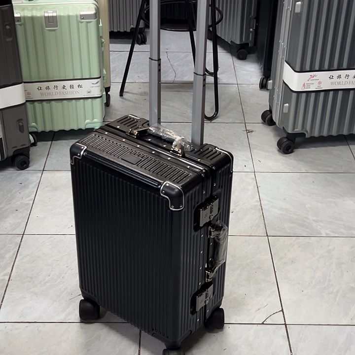 PC磨砂黑色20寸异形铝框铆钉款行李箱 