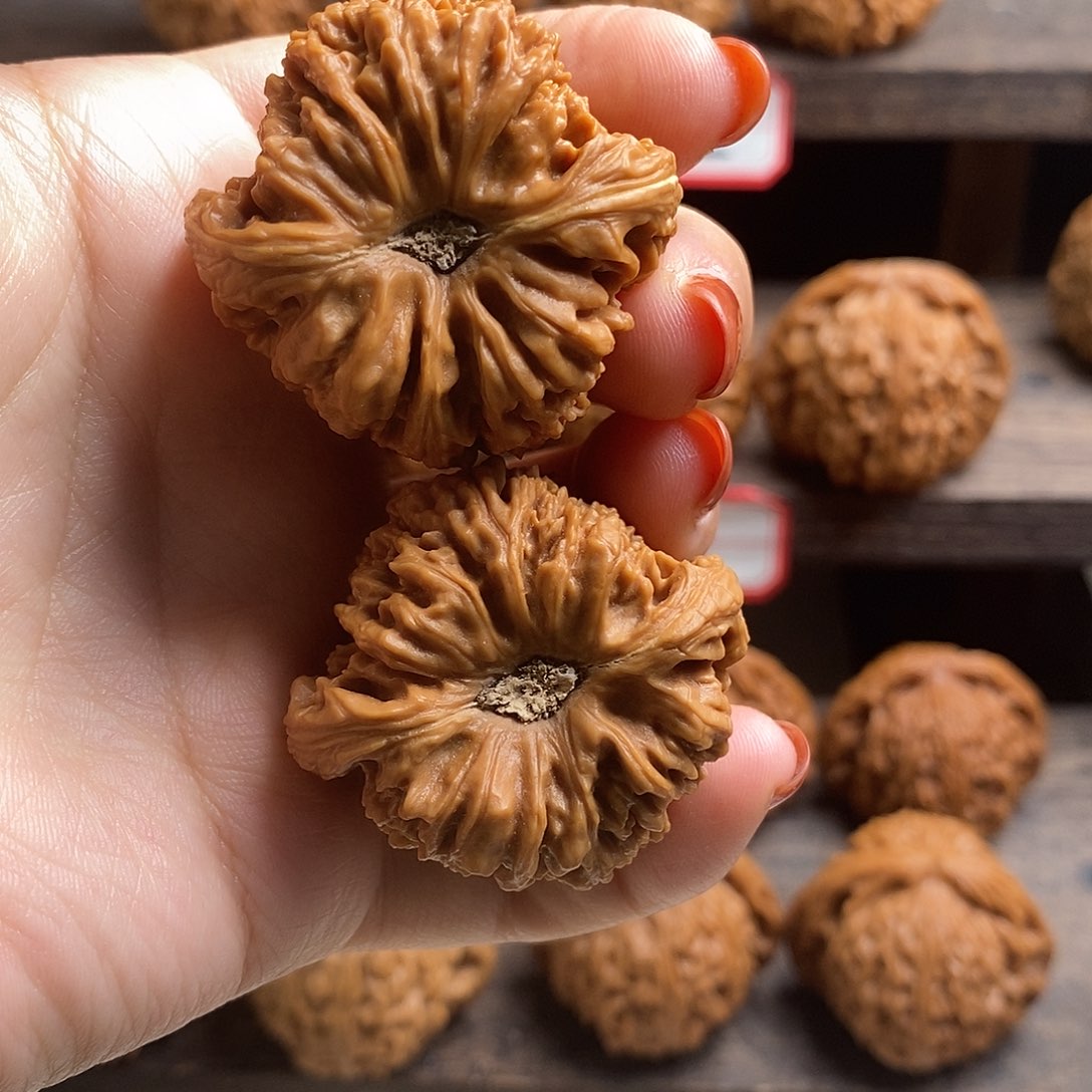 U***内文玩核桃吊坠全品凹底40尺寸南疆核桃