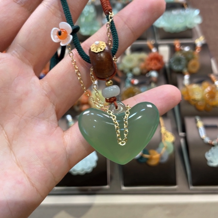 蛇纹石玉颈饰未镶嵌