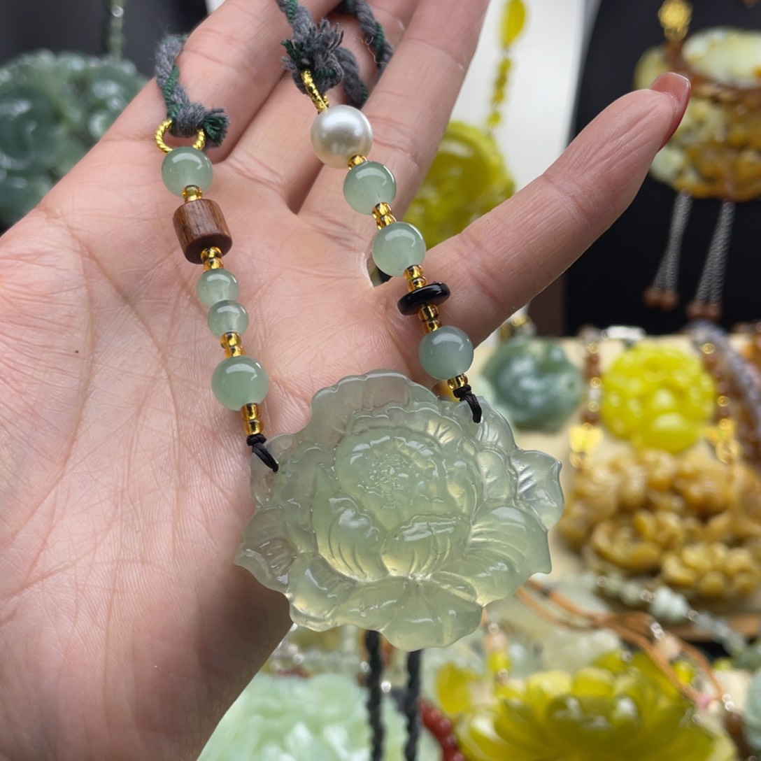 未镶嵌蛇纹石玉颈饰