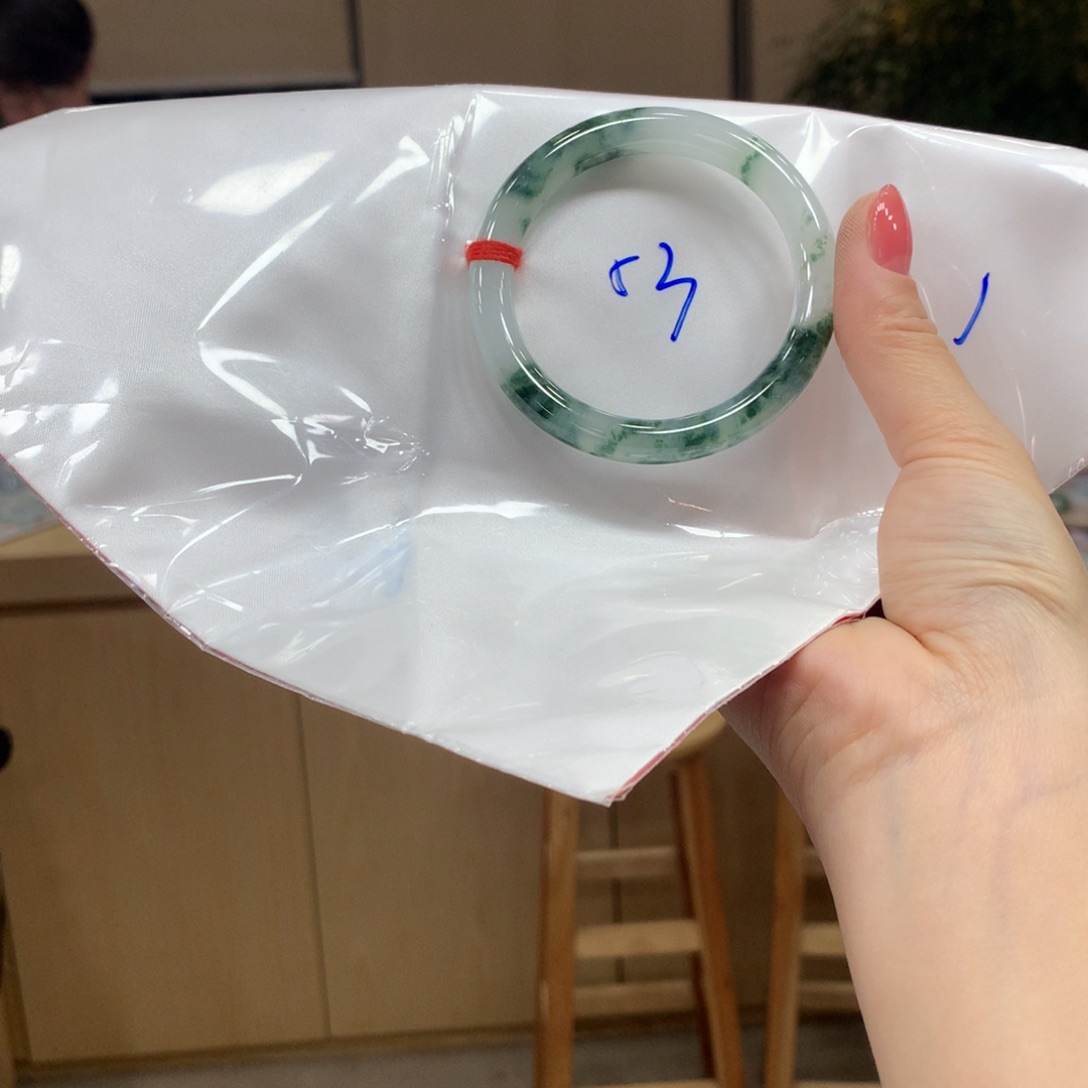 翡翠手镯未镶嵌不退不换