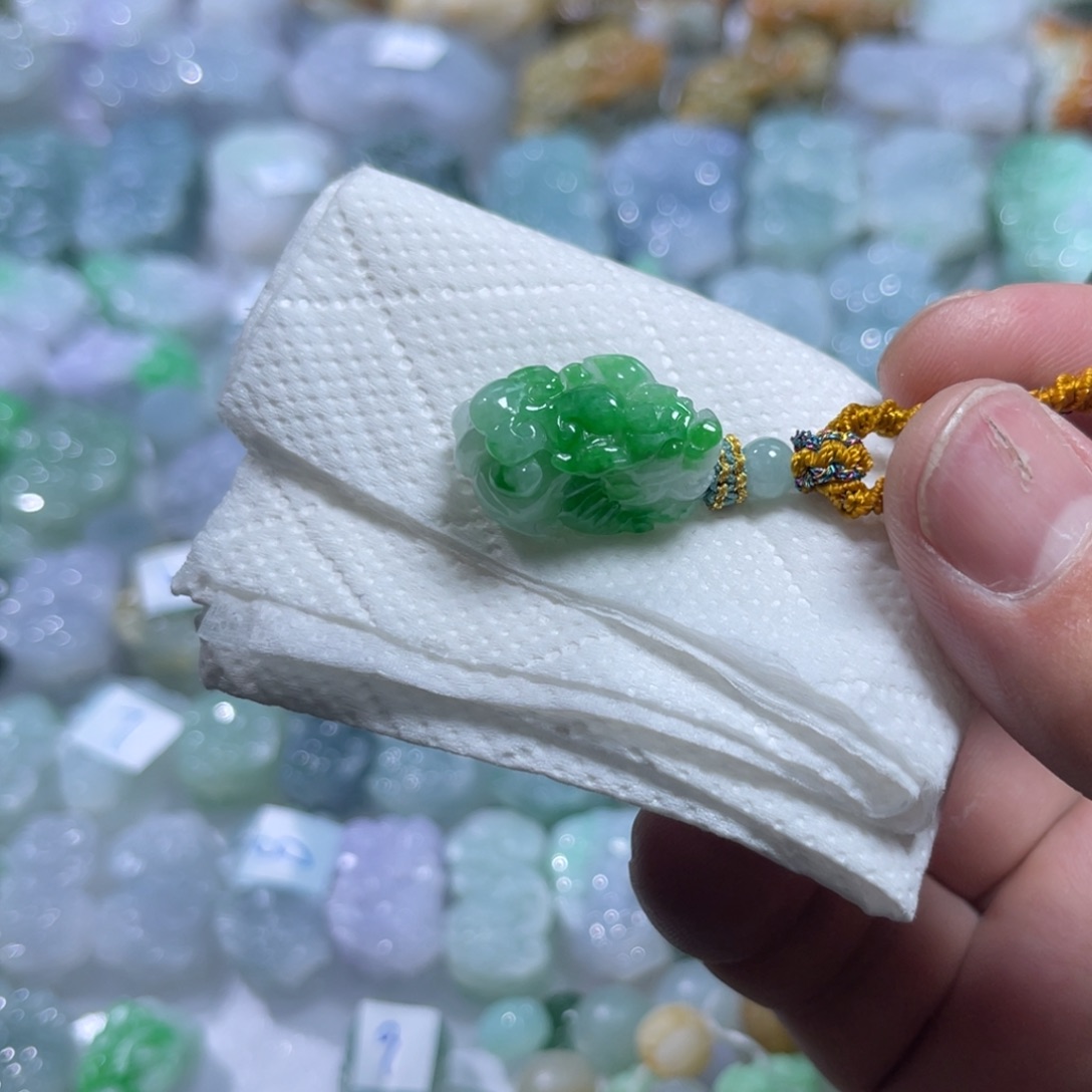 翡翠未镶嵌颈饰往**风天然