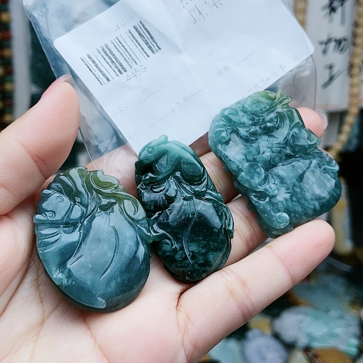 颈饰足铂镶嵌翡翠翡翠