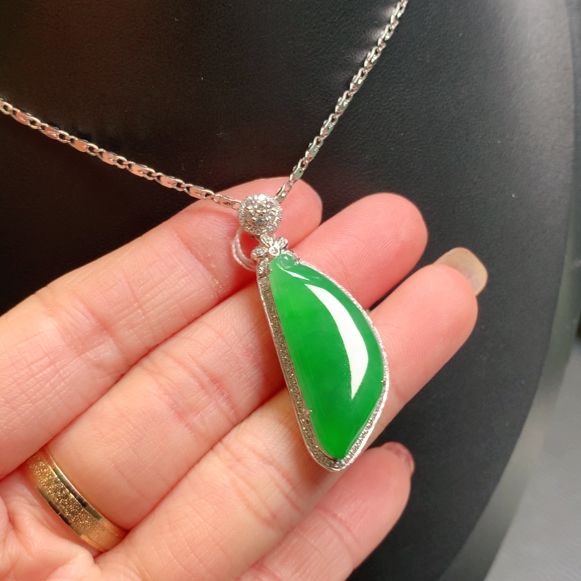 【闪购商品】翡翠吊坠(赠链)18K金镶嵌