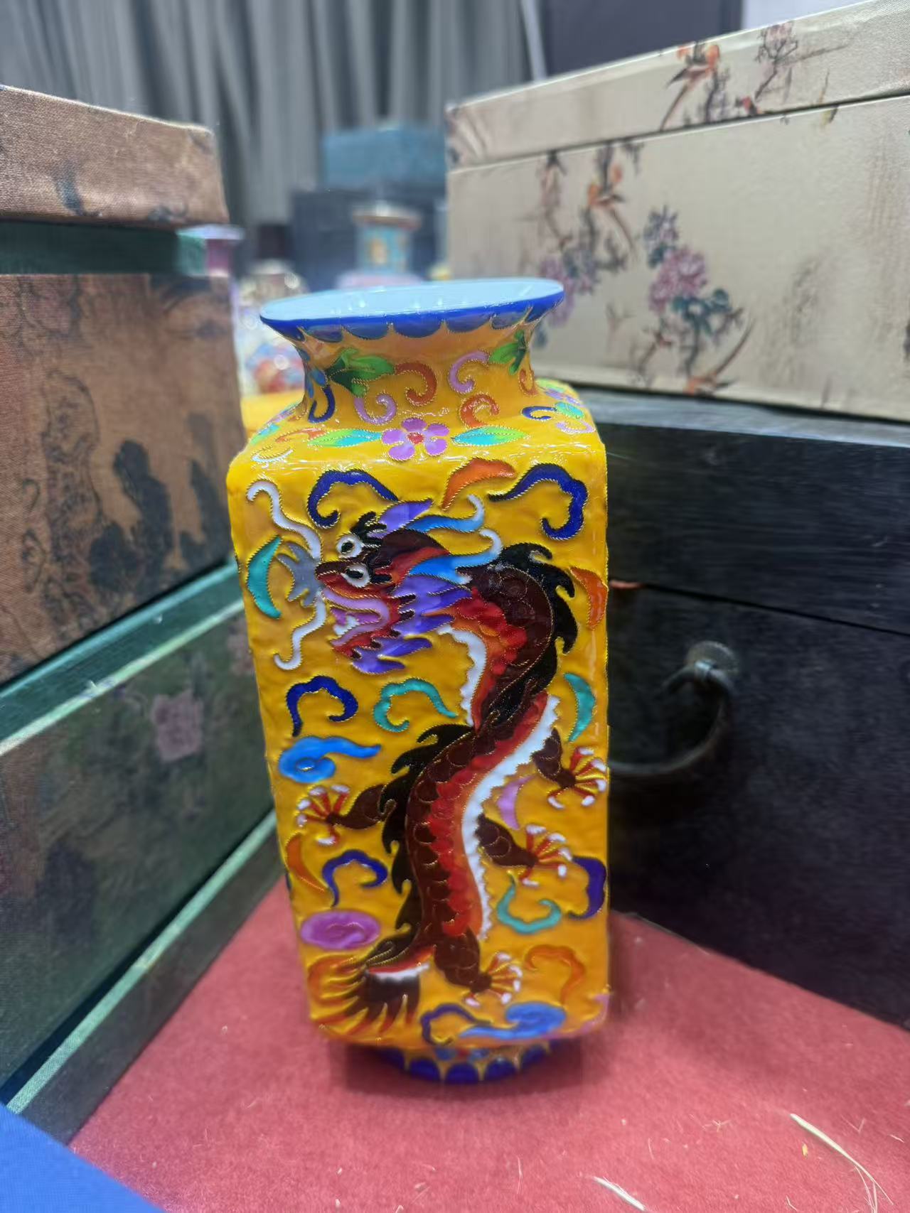 景德镇陶瓷景泰蓝龙纹四方瓶