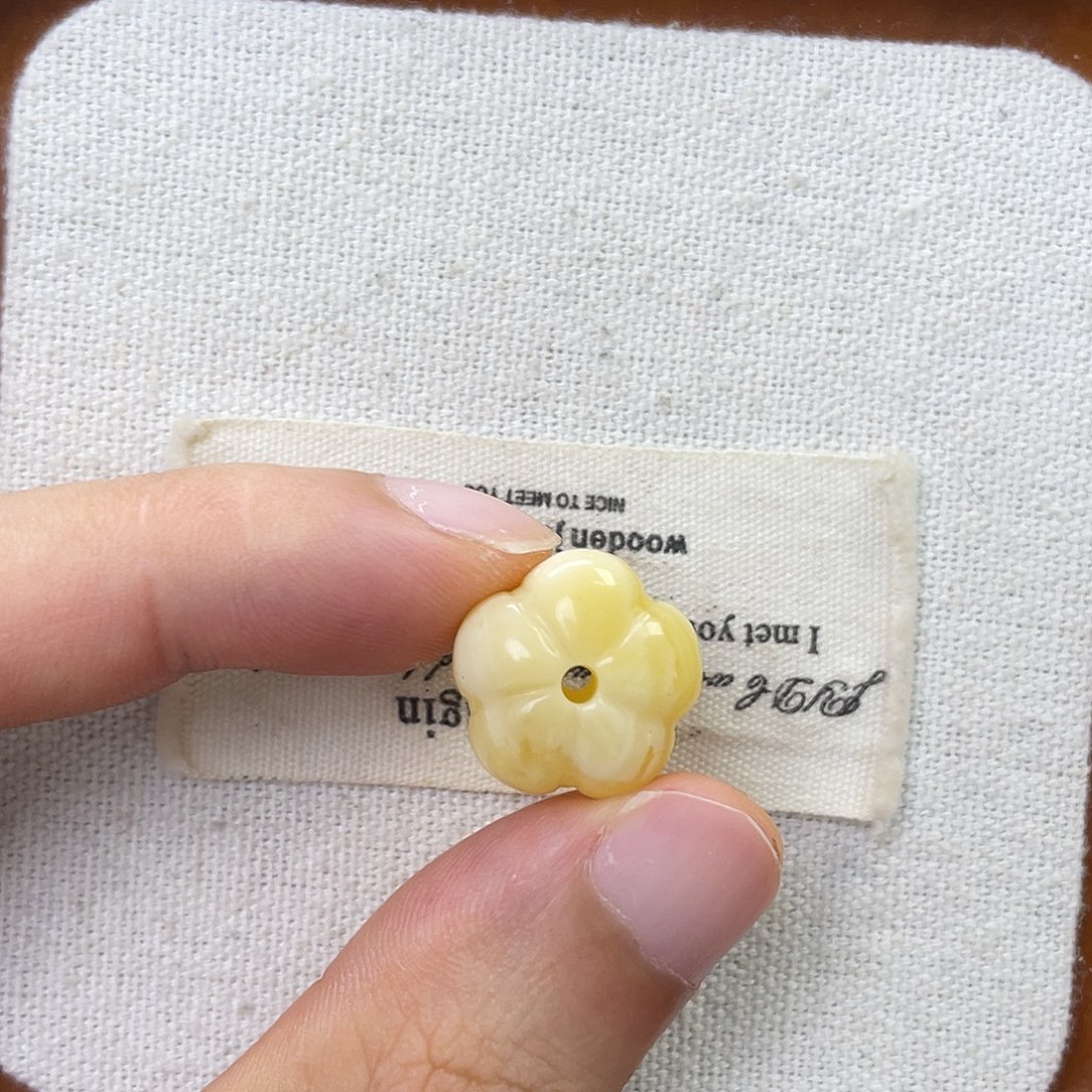 未镶嵌琥珀珠宝奇石花花
