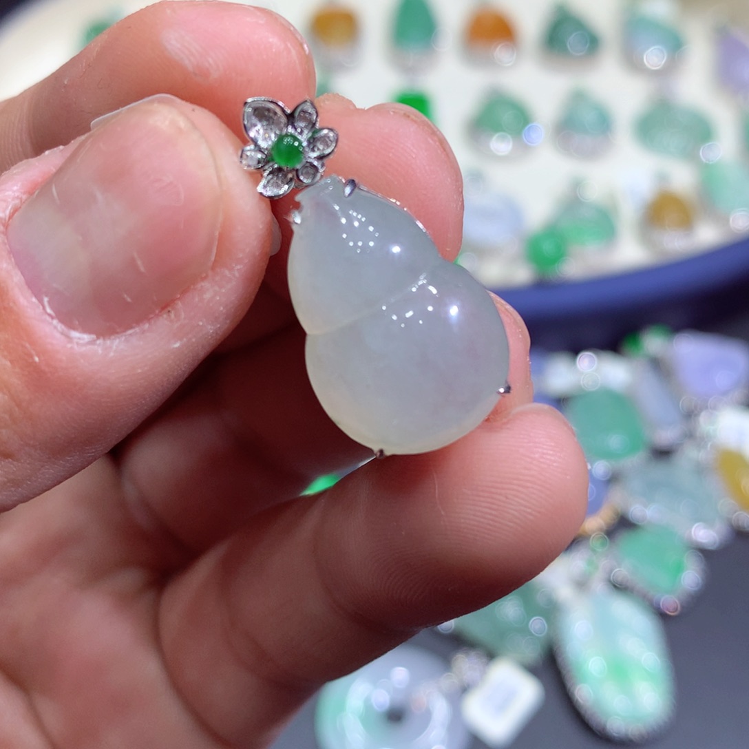 翡翠吊坠(赠链)18K金镶嵌