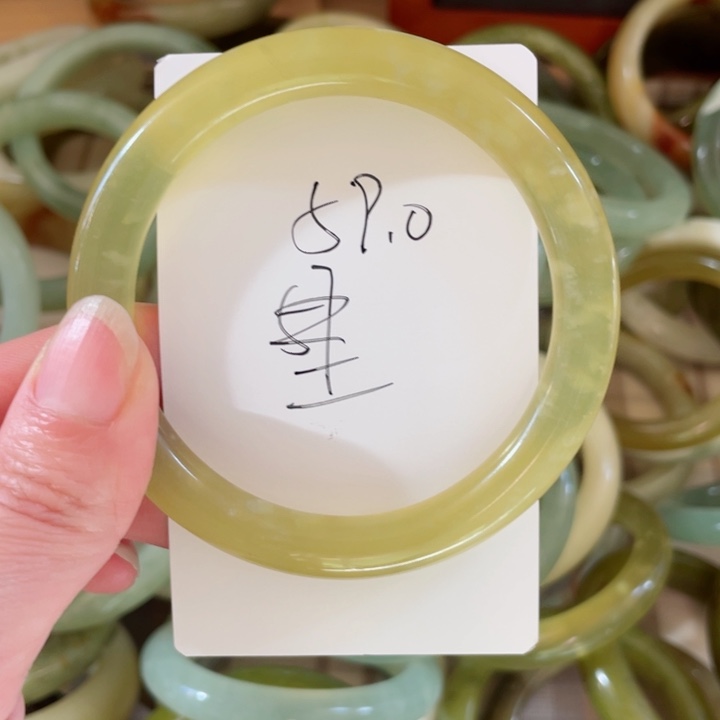 蛇纹石玉手镯未镶嵌