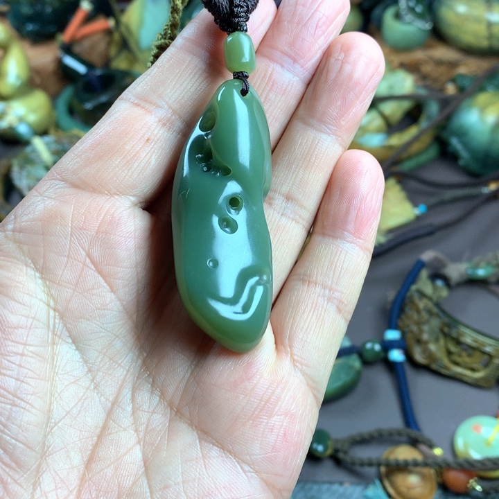 吊坠(赠链)未镶嵌岫岩河磨玉（透闪石质玉）辉*