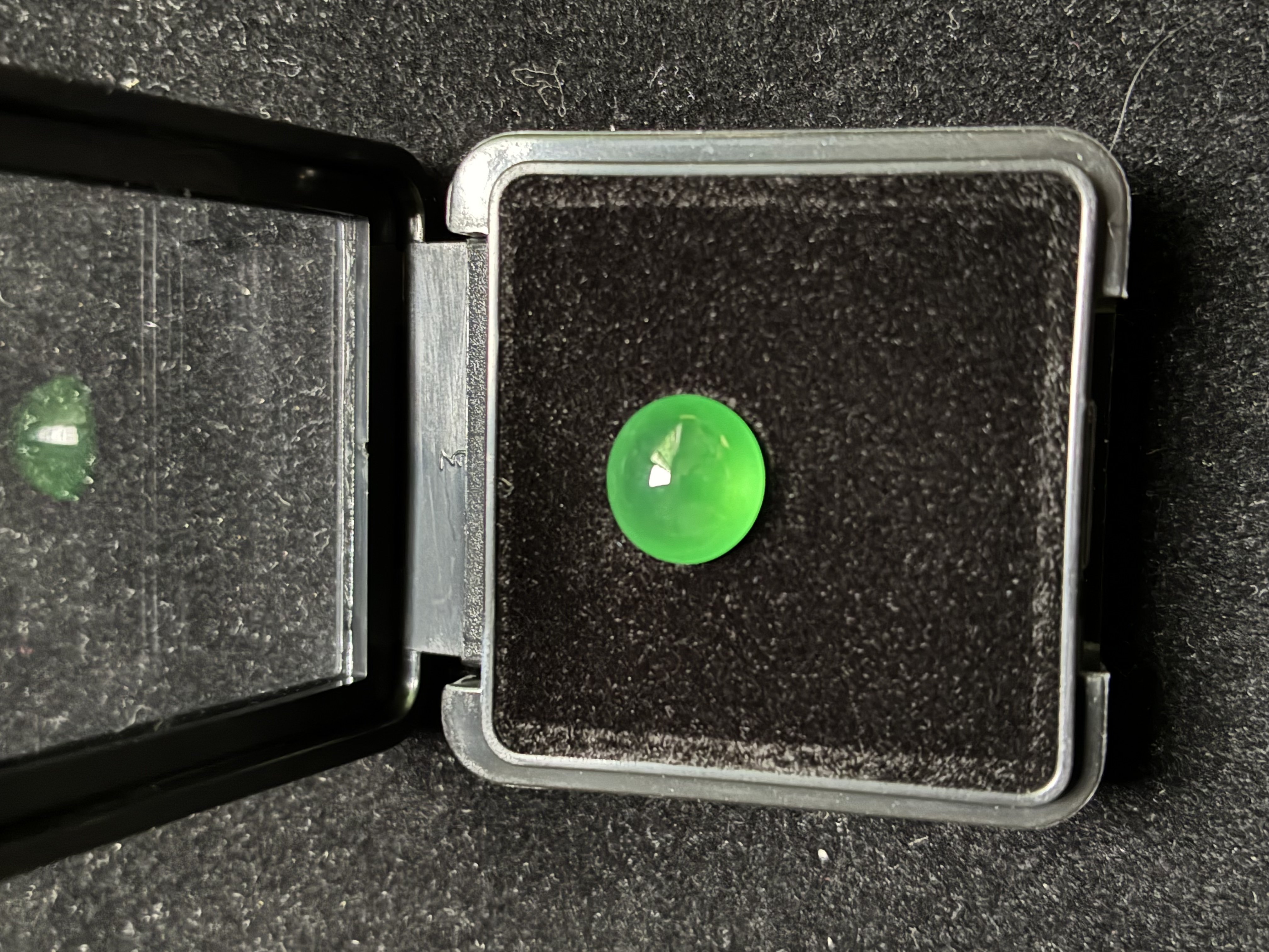 自然光拍摄天然A货翡翠阳绿蛋面裸石9.7x9.1x5.5（mm）/0.72g