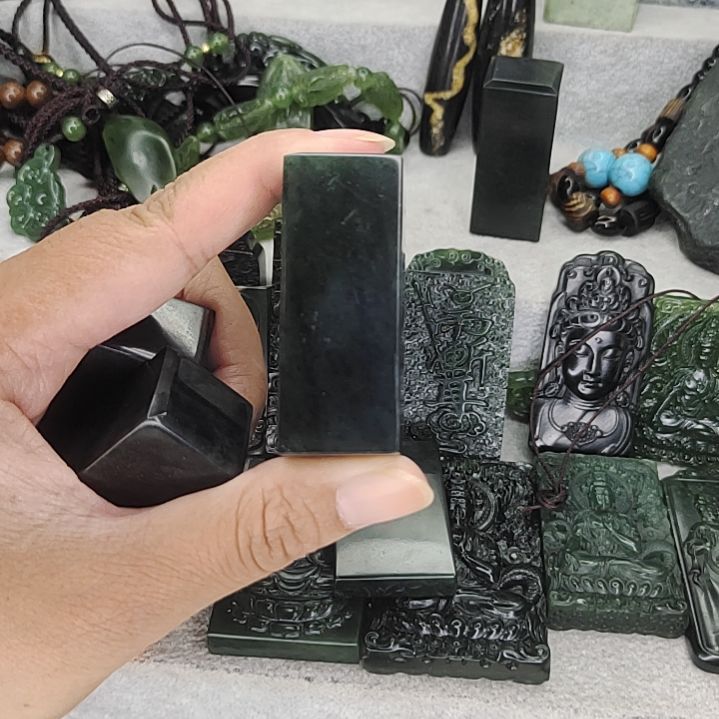 足铂镶嵌蛇纹石玉吊坠