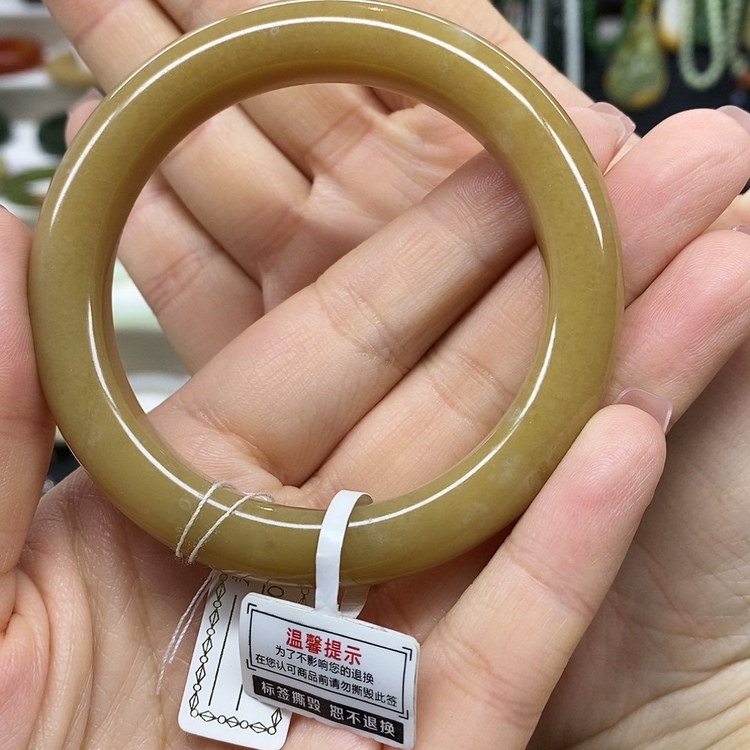 娜***亚和田玉（糖玉）未镶嵌手镯