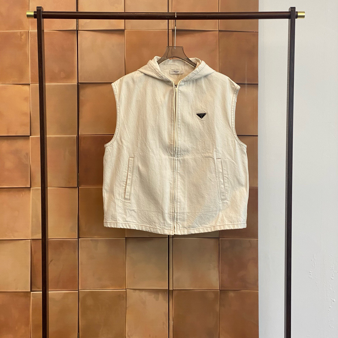 Prada 23ss新款米白色三角标连帽牛仔马甲/s码/99新/30013