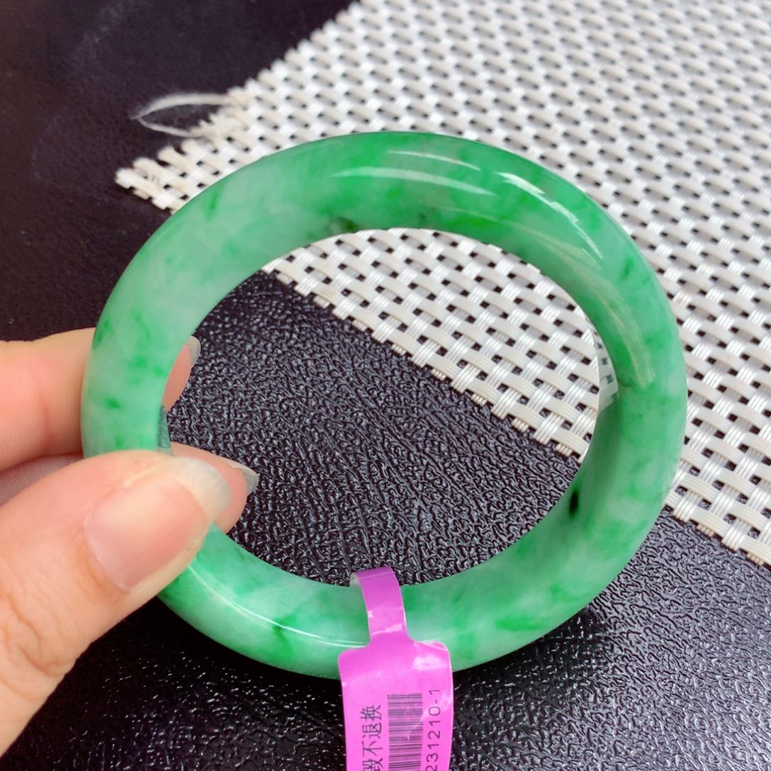 翡翠手镯未镶嵌缅甸