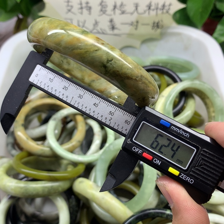 蛇纹石玉未镶嵌手镯11