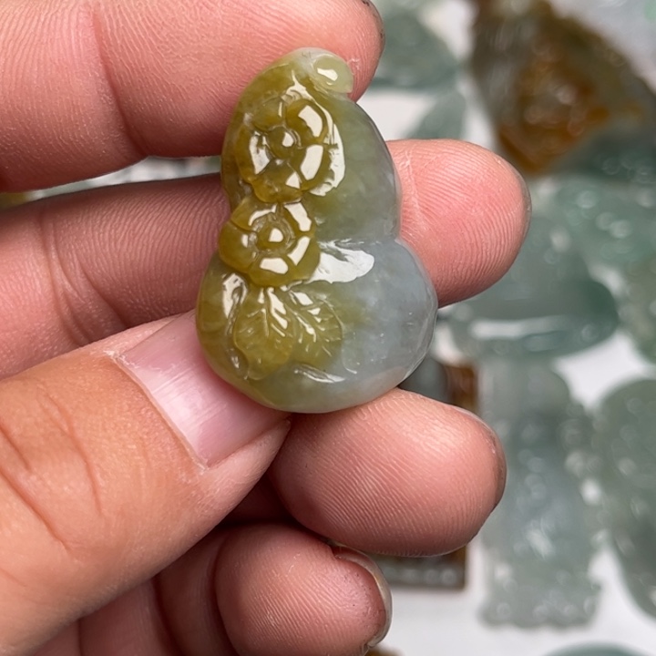 翡翠未镶嵌颈饰葫芦