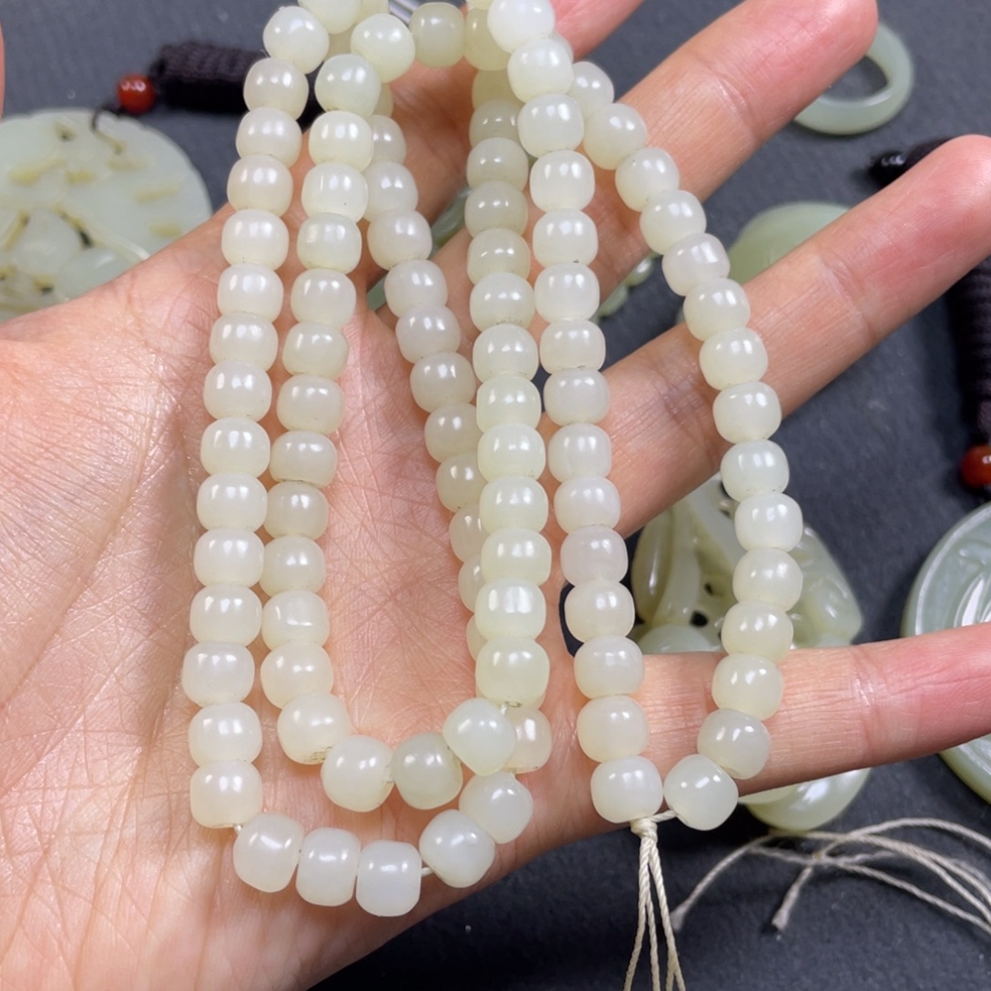 一***顺和田玉未镶嵌颈饰