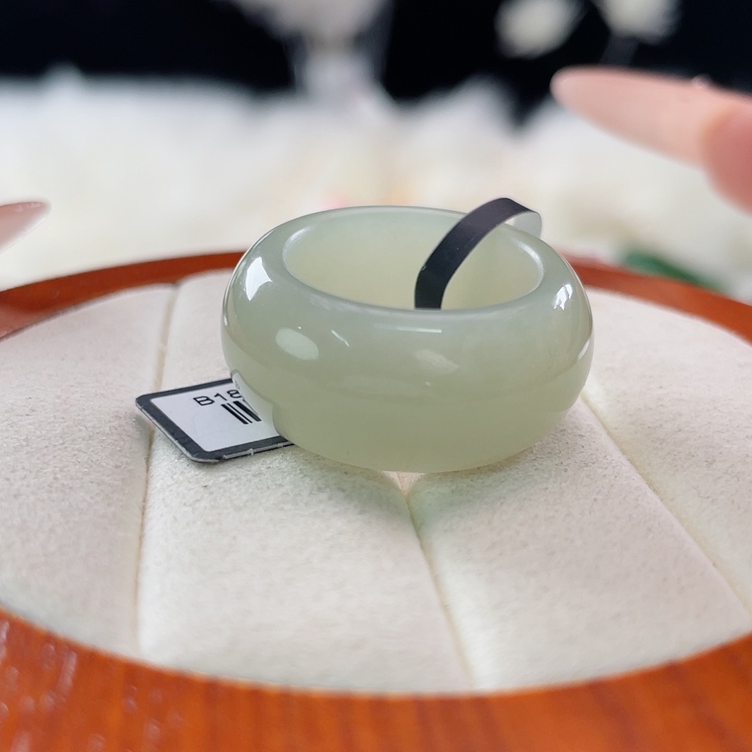 和田玉未镶嵌戒指l42。冰透晴绿轮胎。18.3。不退换