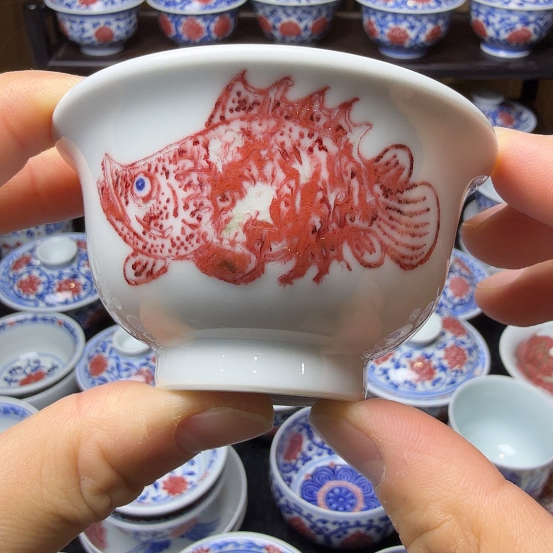 釉里红鳜鱼压手杯