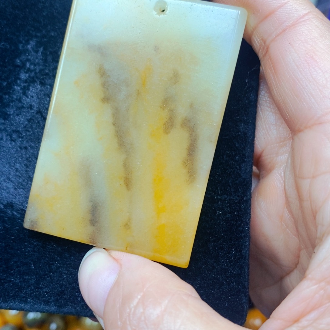 未镶嵌石英质玉（黄龙玉）颈饰