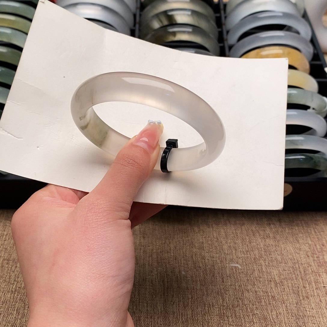 梦***）石英质玉未镶嵌手镯