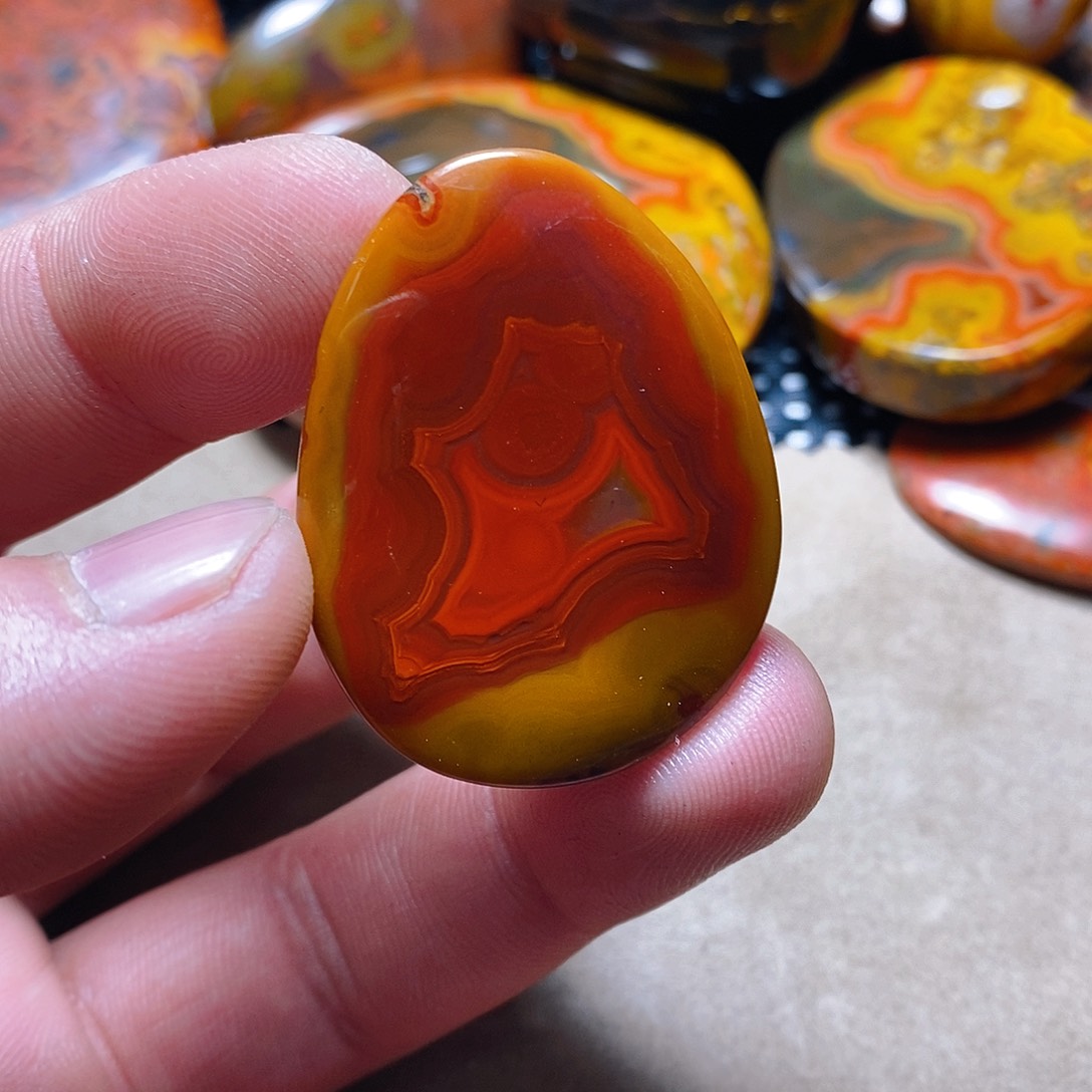 玛瑙/玉髓颈饰未镶嵌三**圣